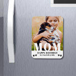 Íman Cachorro Mãe Feliz Aniversário Moderno Foto Person<br><div class="desc">Cachorro Mãe Feliz Aniversário Moderno Personalizado Fotografias Magnets. Este design moderno apresenta uma cobertura de texto branco "MOM" em sua foto favorita em um fundo branco com o texto editável "Feliz Aniversário (seu texto e nome)" é escrito em tipografia moderna, destacada por estampas de pata. Personalize o texto editando a...</div>