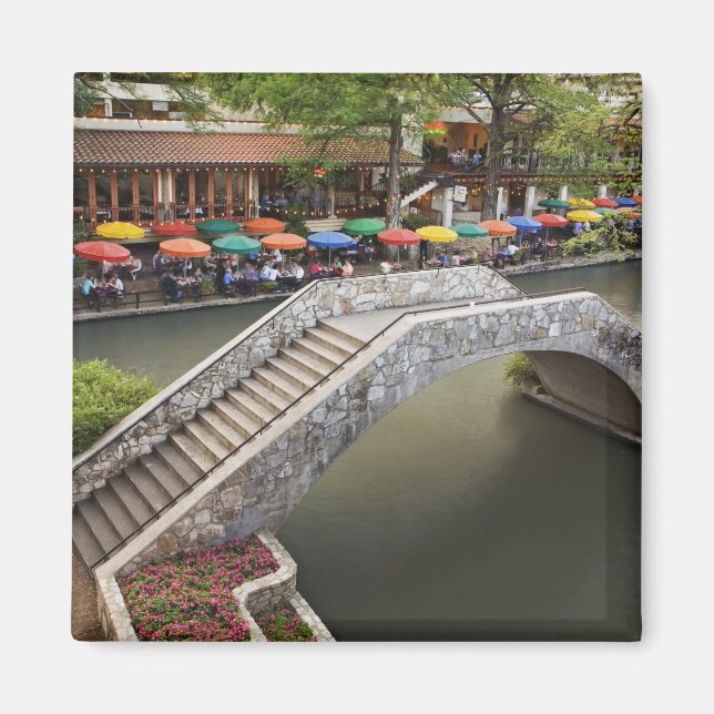 Íman Café ao ar livre ao longo da River Walk e ponte so (Frente)