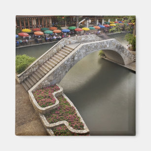Íman Café ao ar livre ao longo da River Walk e ponte so