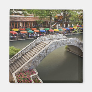 Íman Café ao ar livre ao longo do rio Walk e ponte sob