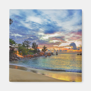 Íman Café na praia tropical no por do sol