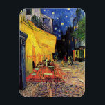Íman Café Terrace à noite por Vincent van Gogh<br><div class="desc">Café Terrace, no Place du Forum, de Vincent van Gogh, é uma pintura de paisagens arquitetônicas de apos impressionismo de arte. Uma vista exterior de um restaurante com mesas, cadeiras, garçons e jantar em pessoas. Uma bela noite com estrelas no céu em Arles, França. Sobre o artista: Vincent Willem van...</div>