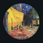 Íman Café Terrace à noite por Vincent van Gogh<br><div class="desc">Café Terrace, no Place du Forum, de Vincent van Gogh, é uma pintura de paisagens arquitetônicas de apos impressionismo de arte. Uma vista exterior de um restaurante com mesas, cadeiras, garçons e jantar em pessoas. Uma bela noite com estrelas no céu em Arles, França. Sobre o artista: Vincent Willem van...</div>
