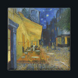 Íman Cafe Terrace à Noite | Vincent van Gogh<br><div class="desc">Cafe Terrace na Night (1888), de Vincent van Gogh, é uma representação luminosa e icônica de um confortável café ao ar livre em Arles, França, sob um céu estrelado à noite. O brilho amarelo vibrante do café contrasta lindamente com o azul profundo da noite, criando um ambiente quente e convidativo....</div>