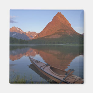 Íman Caiaque de madeira no Lago Swiftcurrent ao nascer
