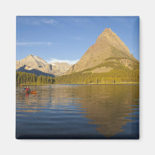 Íman Caiaque no Lago Swiftcurrent ao nascer do sol no