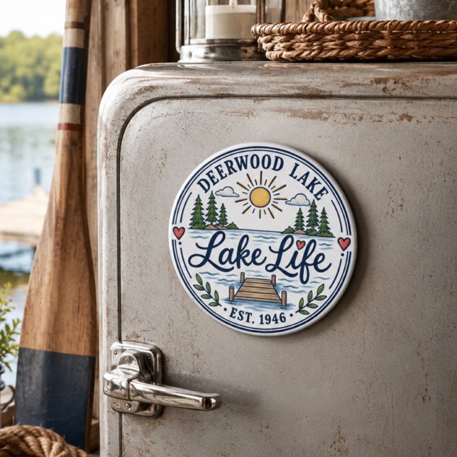 Íman Cais de pinheiros caprichosos do lago Deerwood (Deerwood Lake magnet with cute, whimsical Lake Life design by Inspirivity )