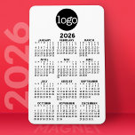 Íman Calendário 2024 com logotipo preto mínimo branco b<br><div class="desc">Um item muito útil para a escola ou para o escritório doméstico. Uma busca padrão para seu escritório doméstico ou vestiário escolar. Isto mostra uma exibição de ano de cheio de todas as datas.</div>