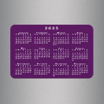 Íman Calendário branco 2025 no Modelo de fundo roxo<br><div class="desc">O calendário branco de 2025 é sobreposto a um modelo de fundo roxo neste ímã flexível de 4"x6". Você pode adicionar sua própria imagem de fundo na barra lateral, se quiser. Se você quiser um plano de fundo de cor diferente, toque em "Editar usando a Ferramenta de Design", selecione o...</div>