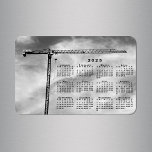 Íman Calendário da legal Crane de Construção 2025<br><div class="desc">Mantenha todas as datas do ano à mão com um calendário preto 2025 sobre um céu nublado em uma fotografia a preto e branco de uma grua de construção. Faz uma estocagem legal! O guindaste parece um T lopsided, seu estreito braço preto esticando-se à direita. Turbulentas nuvens espertas enchem o...</div>