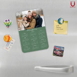 Íman Calendário de Fotos da Família Verde Minimalista S<br><div class="desc">2025 Nome Personalizável da Família e Calendário Magnético de Fotografias com a sua fotografia e nome personalizados. 🌟 Concebido apenas para 2025, e perfeito para pequenos presentes, guardanapos, ou no lugar de cartões de natal! Esta versão é Verde Sage, mas a cor é ajustável. Entre em contato conosco em cedarandstring@gmail.com...</div>