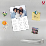 Íman Calendário de Fotos Personalizadas Moderno 2025<br><div class="desc">2025 Nome Personalizável da Família e Calendário Magnético de Fotografias com a sua fotografia e nome personalizados. 🌟 Concebido apenas para 2025, e perfeito para pequenos presentes, guardanapos, ou no lugar de cartões de natal! Entre em contato conosco em cedarandstring@gmail.com se precisar de assistência com o design ou produtos correspondentes....</div>