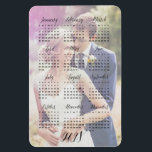 Íman Calendário Fotográfico de Casamento de 2018<br><div class="desc">Um calendário fotográfico com camada branca para legibilidade do calendário. Datas em texto pequeno, mas ousado, com um toque de arte. Visão geral do ano de excelente para seu refrigerador ou outro equipamento para uma rápida referência. Você pode até mesmo limpar a foto e a camada branca escolher sua própria...</div>