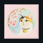 Íman Calico Cat Watercolor<br><div class="desc">Esta é uma ilustração aquosa de um gato calico olhando para cima e desfrutando da flor da cereja. "Hanami" é uma tradição japonesa onde as pessoas celebram e festejam debaixo das cerejeiras floradas quando estão na floração do cheio. Pintado com Holbein e Winsor e tintas aquáticas Newton em Arches em...</div>