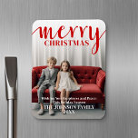 Íman Caligrafia com Feliz vermelha - tipo branco vertic<br><div class="desc">Foto de cobertura de cheio com cobertura vermelha - Use uma foto vertical para fazer uma saudação exclusiva e moderna de Natal feliz. Este design tem um abstrato com elementos pintados e uma fonte manuscrita. Se precisar mover alguma coisa,  clique no botão personalizar para fazer alterações.</div>