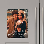 Íman Caligrafia Romântica Branca Foto Feliz de Natal<br><div class="desc">Magneta romântica e elegante da cozinha de fotos de feriado. Para personalização mais avançada deste design,  clique no link Personalizar Mais para alterar a fonte,  o tamanho,  a cor,  etc.</div>