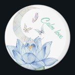Íman "Calma Amor" Lotus & Butterfly Wedding Magnet<br><div class="desc">Este ímã de casamento redondo apresenta uma serena design de aquarela com uma flor de lótus azul macio, borboletas delicadas e a inscrição romântica "Amor calmo". Perfeito como um favor de casamento ou um presente guardado, este ímã adiciona um toque pacífico e elegante à sua celebração. Um belo guardião para...</div>