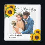 Íman Campo Foto de Girassol Foto de Casamento Favor Pre<br><div class="desc">Country Sunflower Photo Wedding Favor Gift magnet apresenta fundo rústico, clipe de girassol, texto e modelo de foto de casal de casamento. Um presente perfeito para o casamento de girassol para seus convidados. Clique no botão personalizar para personalizá-lo com seu texto ou foto.Visite gentilmente minha loja " loveyouart" para outros...</div>