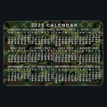 Íman Camuflagem de Calendário Mensal 2025 Camuflagem Ve<br><div class="desc">Este ímã flexível do calendário mensal de 2025 anos mostra os dias da semana para cada mês em branco. Por trás dos números, o design tem um padrão de camuflagem em tons de verde e marrom. Este é um calendário anual simples para ajudá-lo a conquistar o ano novo. Sempre saiba...</div>