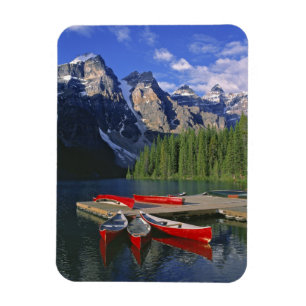 Íman Canadá, Alberta, Lago Moraine. Canoas vermelhas a