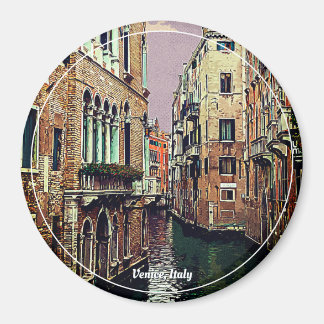 Íman Canal de Veneza com casas na água. Itália.