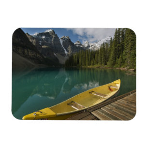 Íman Canoe estacionado em um cais ao longo do Lago Mora