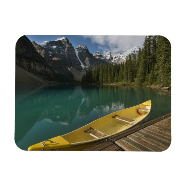 Íman Canoe estacionado em um cais ao longo do Lago Mora (Horizontal)