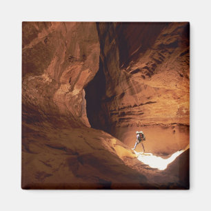 Íman Canyoneer iluminado nas profundezas de um desfilad