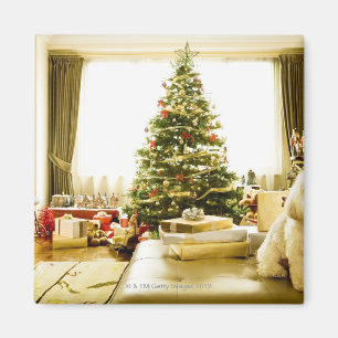 Íman cão que levanta na frente da árvore de Natal