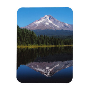 Íman Capa da montagem refletida no lago