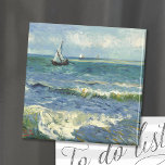 Íman Capa | Vincent Van Gogh<br><div class="desc">A paisagem nas proximidades de Les Saintes-Maries-de-la-Mer (1888) pelo artista poste-impressionista holandês Vincent Van Gogh. Arte original é uma pintura de capa de mar em óleo que mostra um barco em um oceano azul abstrato. Use as ferramentas de design para adicionar texto personalizado ou personalizar a imagem.</div>