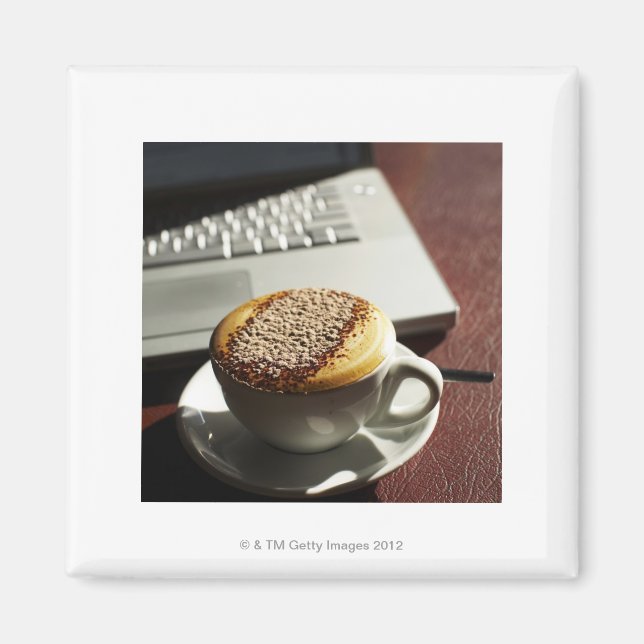 Íman Cappuccino em frente ao laptop (Frente)