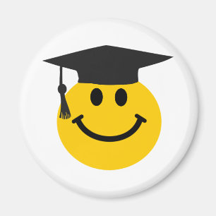 Íman Cara graduada com chapéu da graduação