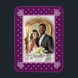 Íman cardeal red Rosace<br><div class="desc">Desenho de uma janela de vidro manchado semelhante à de uma antiga catedral europeia: a base desse padrão é uma janela rosa, com toques de várias cores, inclusive tons de rosa, sobre um fundo vermelho cardeal. Inclusões de rochas brancas (desenhadas). Este design também está disponível em azul marinho em minhas...</div>