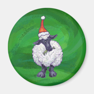 Íman Carneiros bonitos no chapéu do papai noel no verd