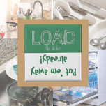 Íman Carregar FUNNY! Magneta da máquina de lavar louça<br><div class="desc">Uma mensagem engraçada para colocar sua máquina de lavar louça para que você saiba se os pratos estão sujos ou limpos. Verde ecológico com tipografia divertida. Um presente de excelente para o procrastinador na sua vida!</div>