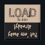 Íman Carregar FUNNY! Magneta da máquina de lavar louça<br><div class="desc">Uma mensagem engraçada para colocar sua máquina de lavar louça para que você saiba se os pratos estão sujos ou limpos. As cores preto e branco da moda com tipografia divertida. Um presente de excelente para o procrastinador na sua vida!</div>