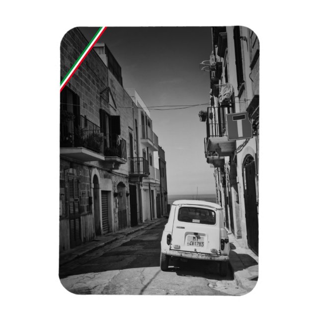 Íman Carro velho numa rua em Itália com mar (Vertical)