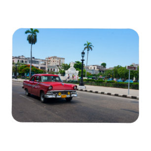 Íman Carros retros na rua de Havana