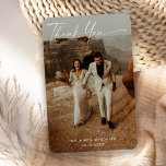 Íman Cartão de Agradecimento de Foto de Casamento com L<br><div class="desc">Este design de 2 fotos apresenta um elegante script de caligrafia manuscrita de agradecimento,  contra a sua bela foto de casamento. Fácil de personalizar com seus detalhes e fotos pessoais.</div>