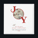 Íman Cartão de Férias de Feliz Natal<br><div class="desc">Feliz Natal em Vermelho com sua foto incrível embutida na palavra Joy. Insira seus detalhes pessoais e ele vai para todas as suas pessoas favoritas nesta temporada de Natal!</div>