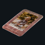 Íman Cartão de Férias de Natal à Luz do ouro<br><div class="desc">Envie saudações de boas-vindas para os entes queridos da estação quente com este livro de cor rosa e ouro luminoso de Natal.  Insira facilmente seus detalhes pessoais junto com suas fotos favoritas e torne-as suas.</div>