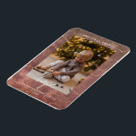 Íman Cartão de Férias de Natal à Luz do ouro<br><div class="desc">Envie saudações de boas-vindas para os entes queridos da estação quente com este livro de cor rosa e ouro luminoso de Natal.  Insira facilmente seus detalhes pessoais junto com suas fotos favoritas e torne-as suas.</div>