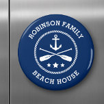 Íman Casa de Praia e Nome da Família Ancorar Oars Marin<br><div class="desc">Íman de na moda round gelador com sua casa de praia personalizada,  casa de lago,  nome de família ou outro texto com âncora náutica personalizada,  remos cruzados e estrelas em azul marinho em branco ou escolha cores de fundo para corresponder à sua decoração.</div>