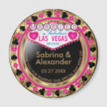 Íman Casado em Las Vegas - Obrigado - Rosa<br><div class="desc">Estilo de cassino Magnet. Casado no obrigado de Las Vegas você por compartilhar este dia especial conosco em um design rosa, ouro e preto. Faz um partido excelente a favor da manutenção para o convidado de honra ou para o seu convidado. Mais cores estão disponíveis. ✔ Nota: Nem todas as...</div>