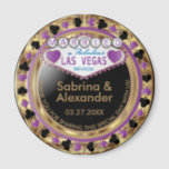 Íman Casado em Las Vegas - Obrigado - Roxo<br><div class="desc">🥇 UM DESIGN DE ARTE DE DIREITOS AUTORAIS ORIGINAL, DE Donna Siegrist, DISPONÍVEL SOMENTE NO ZAZZLE! Estilo de cassino Magnet. Casado no obrigado de Las Vegas você por compartilhar este dia especial conosco em um design roxo, ouro e preto. Faz um partido excelente a favor da manutenção para o convidado...</div>