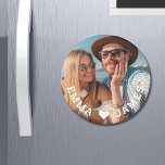 Íman Casais de Foto do Coração de Amor Coração de Bonit<br><div class="desc">Os Casais de Foto com Coração de Coração de Amor e Bonito Magnets apresentam sua foto favorita com um coração de amor e são personalizados com seus nomes em moderno roteiro branco. Personalize editando o texto na caixa de texto fornecida e adicionando sua própria imagem. Presentes perfeitos para casais, namorada,...</div>
