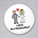 Íman Casal De Casamento - Sob Nova Gestão<br><div class="desc">Um belo desenho de um casal recém-casado,  intitulado 'sob nova direção'. É a noiva ou o noivo que veste as calças no casamento? Excelente para um presente de casamento,  ou para vestir na lua de mel.</div>