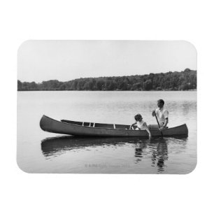 Íman Casal em uma canoa