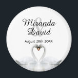 Íman Casal Swan nomes monogramas casamento<br><div class="desc">Dois belos cisnes apaixonados em um lago dobrando suas cabeças e formando um coração. Fundo branco elegante. Modelo para seus nomes e data. Letras negras. Um casal cisne fica juntos para a vida,  então eles são o símbolo perfeito do amor.</div>